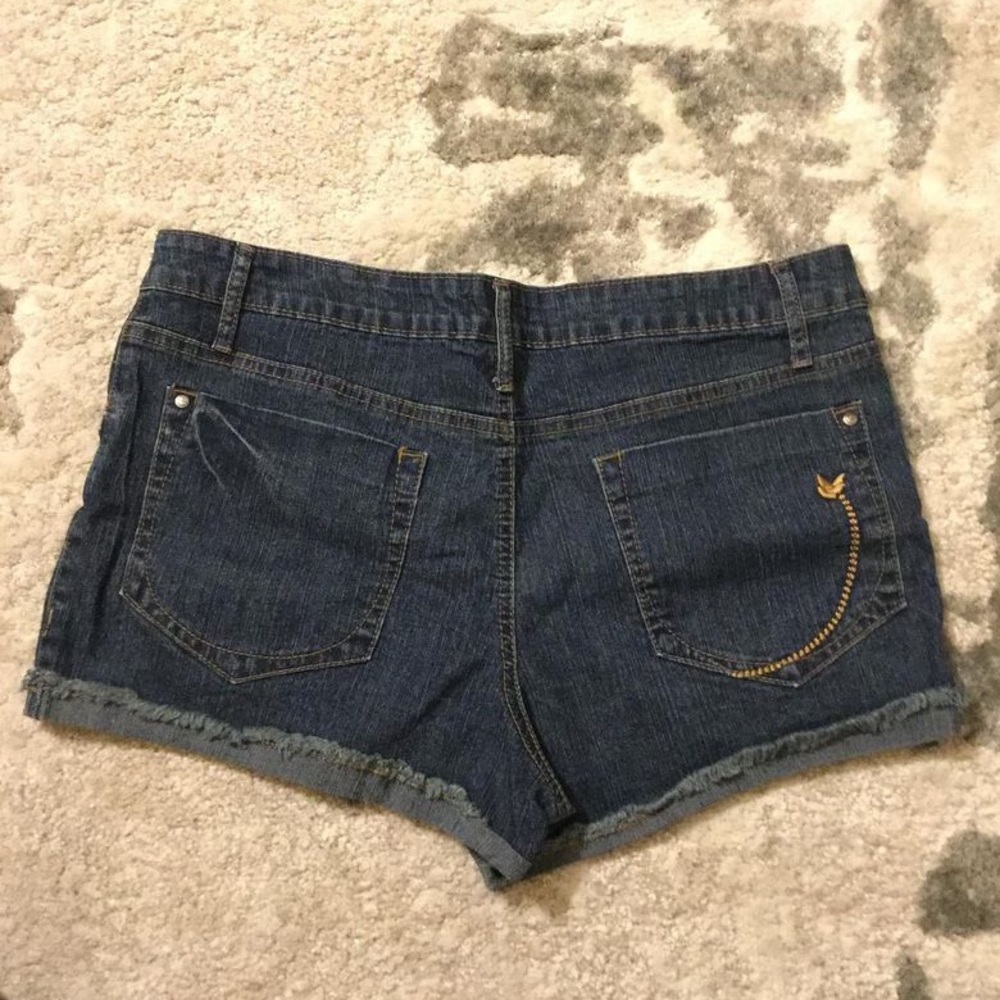 Embroidered shorts - Picture 3 of 3